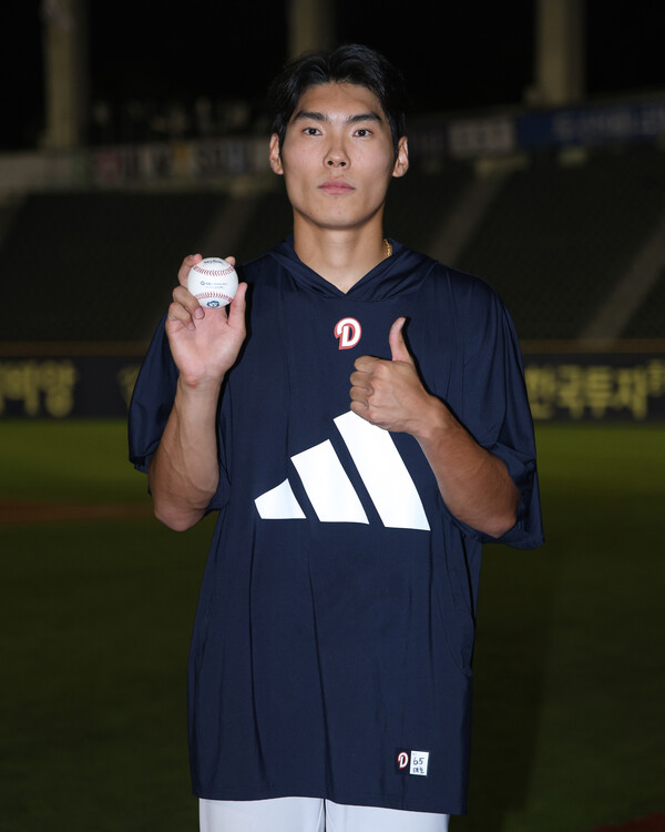 두산 윤태호가 16일 데뷔전에서 생애 첫 홀드를 올린 뒤 기념구를 들고 포즈를 취하고 있다. (사진=두산 베어스)