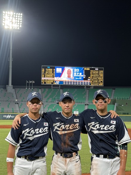 차정환 감독이 이끄는 한국 대표팀은 18일(한국시간) 타이완 타이난 ASPAC 야구장에서 열린 제12회 아시아유소년야구대회 예선 첫 경기에서 타이완(대만)을 5대 3으로 꺾으며 완벽한 출발을 알렸다(사진=대한야구소프트볼협회)