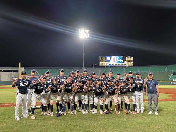 차정환 감독이 이끄는 한국 대표팀은 18일(한국시간) 타이완 타이난 ASPAC 야구장에서 열린 제12회 아시아유소년야구대회 예선 첫 경기에서 타이완(대만)을 5대 3으로 꺾으며 완벽한 출발을 알렸다(사진=대한야구소프트볼협회)