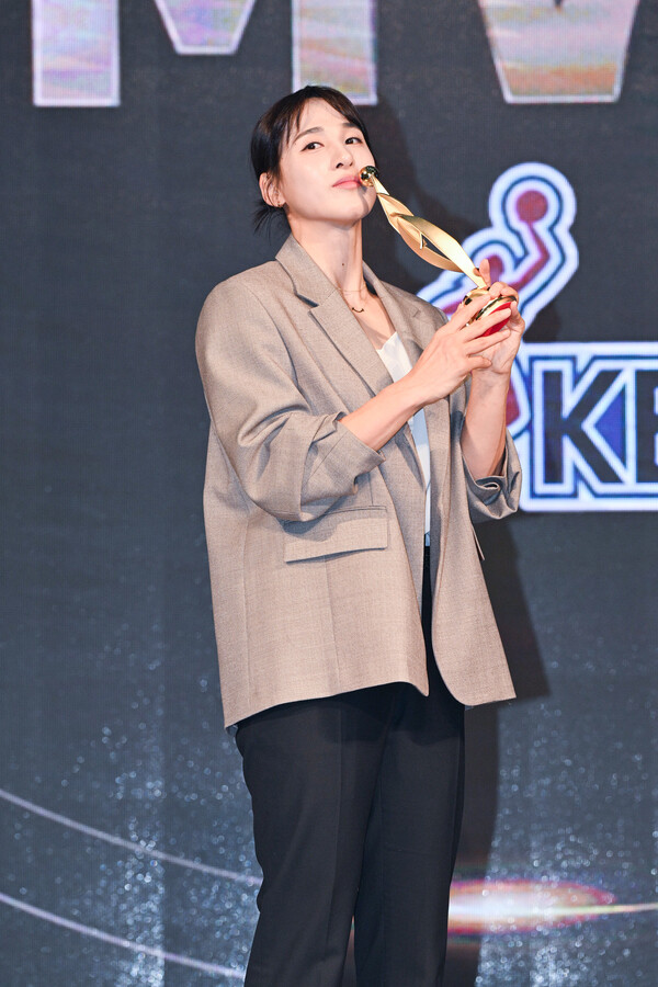 우리은행 우승을 이끌고 MVP트로피에 입맞추고 있는 김단비. 사진 | WKBL