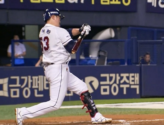 체크 스윙  비디오 판독이 시행된다(사진=해당 중계화면 캡처)