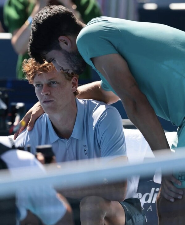 알카라스가 신네르를 위로하고 있다. (사진=알카라스 SNS)