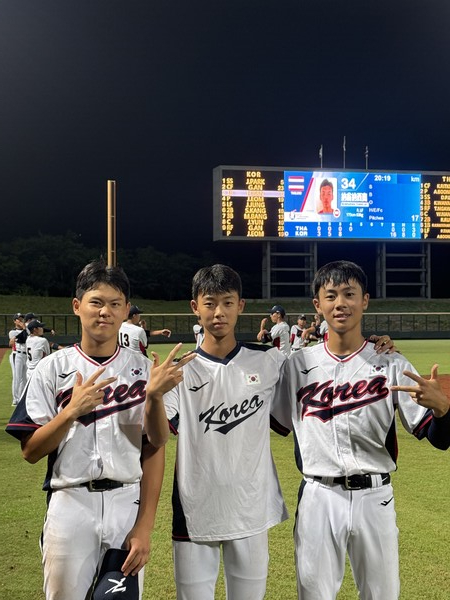 차정환 감독이 이끄는 한국 대표팀은 18일(한국시간) 타이완 타이난에서 열린 제12회 아시아유소년야구선수권대회 예선 두 번째 경기에서 태국을 16대 0으로 완파하며 A조 선두로 올라섰다. 좌측부터 이재서(대구 경상중, 2타점), 임재영(광주 진흥중, 1.2이닝 4삼진), 안건우(서울 신월중, 1홈런)(사진=대한야구소프트볼협회)