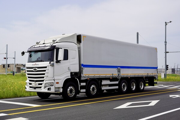 자율주행 시범운행에 투입된 대형트럭 맥쎈(MAXEN). 사진 | 타다대우