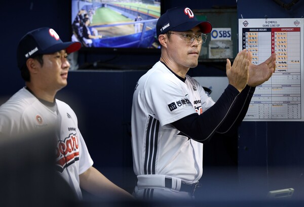 선수들에게 박수를 보내고 있는 두산 조성환 감독대행. 사진 | 두산베어스