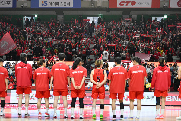 BNK 선수들. 사진 | WKBL