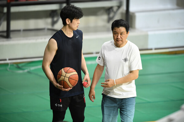정관장 유도훈 감독이 변준형과 얘기하고 있다. 사진 | KBL