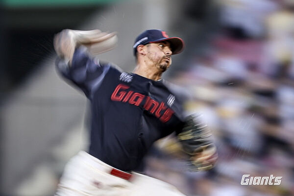 롯데 벨라스케즈의 19일 LG전 등판 모습. (사진=롯데 자이언츠)