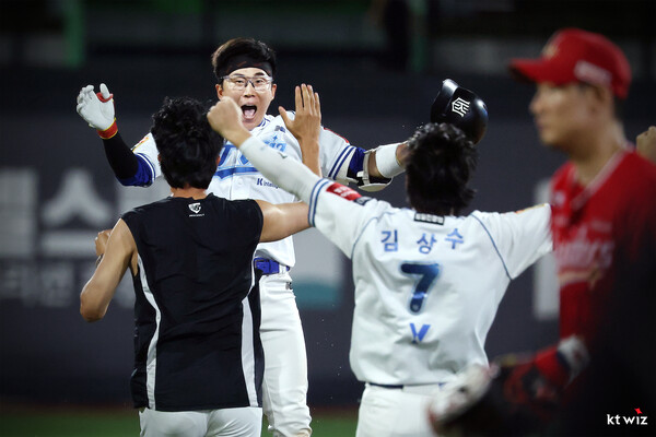 끝내기 안타를 날린 허경민(사진=KT)