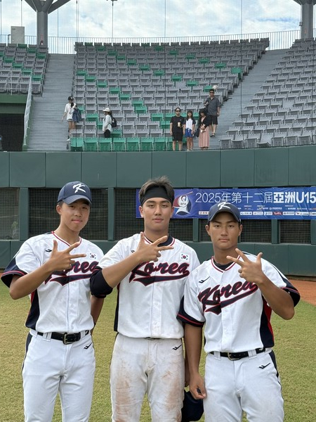 좌측부터 이환(경기 소래중/선발투수), 윤정찬(서울 자양중/2안타 2타점), 김준우(경기 소래중/1안타 3타점)(사진=대한야구소프트볼협회)