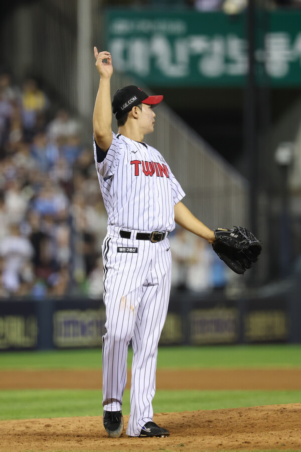 19일 LG 트윈스의 김영우가 마운드에 등판해 야수들과 사인을 주고받고 있다. (사진=LG 트윈스)