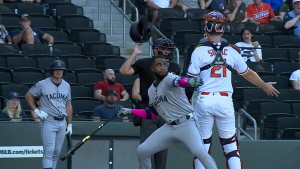 순간적으로 분노를 참지 못한 로블레스(사진=MLB.com)