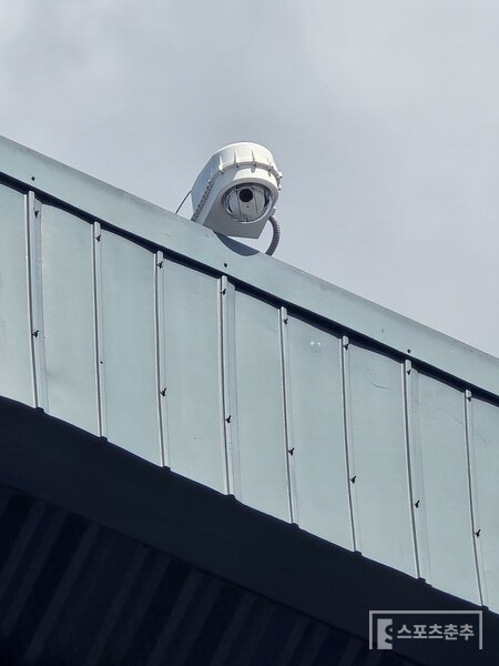 잠실구장에 설치된 체크스윙 카메라. (사진=스포츠춘추 황혜정 기자)