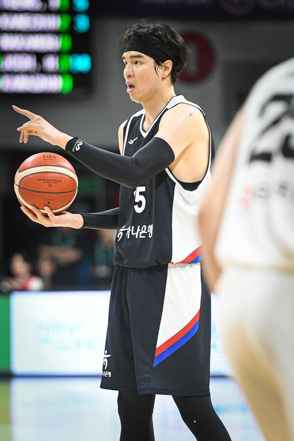 아시아컵 국가대표 주장 중책을 맡았던 김종규. 사진 | KBL