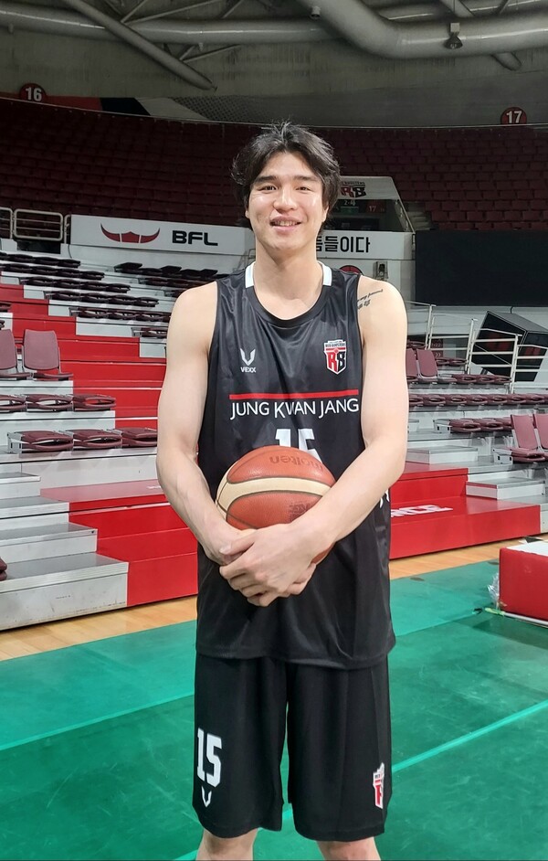 김종규가 귀국 후 정관장 아레나에서 팀 동료들을 만나 환하게 웃고 있다. 사진 | 스포츠춘추 이웅희기자