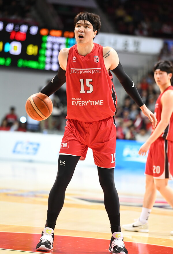 지난 시즌 도중 정관장 유니폼을 입은 김종규. 사진 | KBL