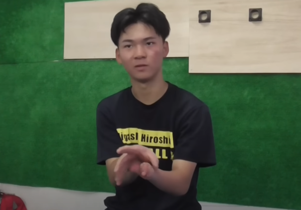 왼손 손가락이 없는 장애에도 투타겸업 선수로 활약 중인 다부치가와(사진=일본 방송 화면)