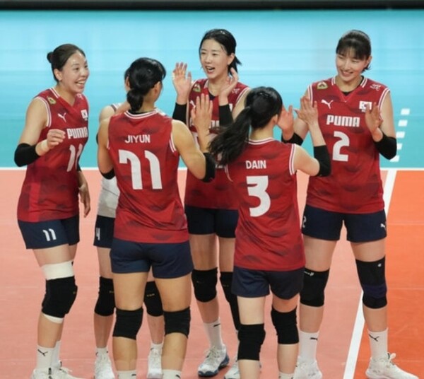 한일전에 승리를 거둔 한국 여자배구 대표팀. 사진 | 대한배구협회