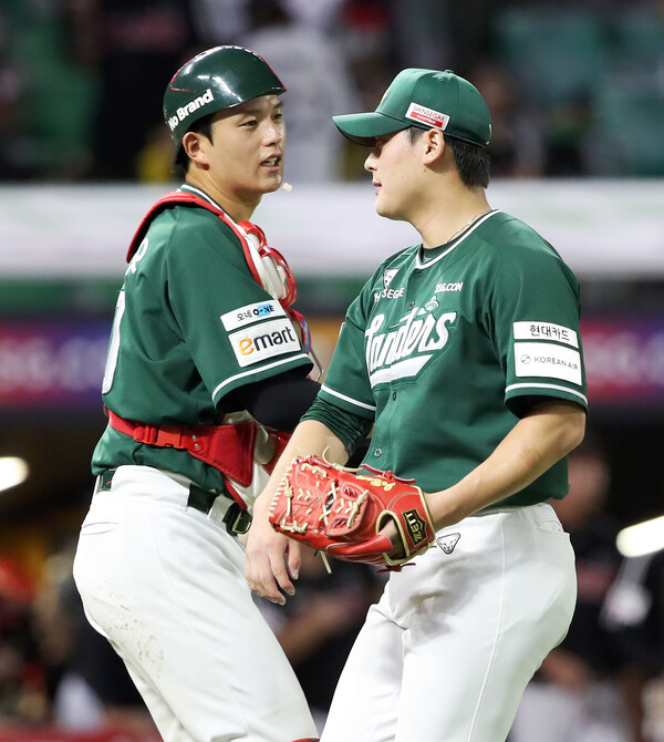 경기를 승리로 이끈 조병현과 조형우가 세레머니를 펼치고 있다. (사진=SSG 랜더스)