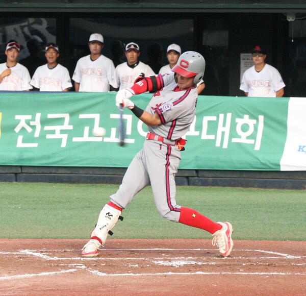 충암고 1번타자 허윤이 타격하고 있다. 사진 | 스포츠춘추 이웅희기자