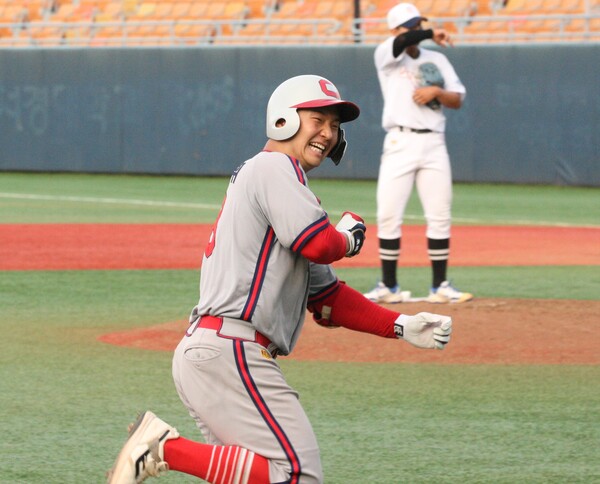 김건휘가 소래고전에서 홈런을 터트린 뒤 그라운드를 돌고 있다. 사진 | 스포츠춘추 이웅희기자