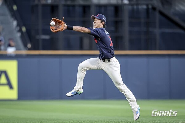 지난 19일 롯데 자이언츠의 유격수 전민재가 호수비를 펼치고 있다. (사진=롯데 자이언츠)
