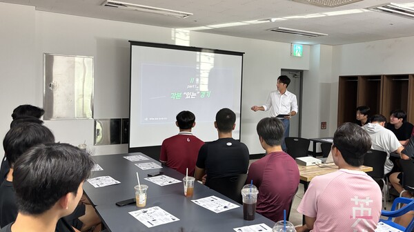 키움 출신 해설위원 이택근은 21일 오후 고양 국가대표야구훈련장에서 키움 히어로즈 퓨처스 선수단을 대상으로 특별강의를 진행했다(사진=한국프로스포츠협회)