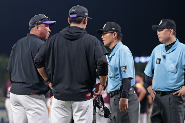 비디오판독 결과에 항의하는 이범호 감독(사진=KIA)