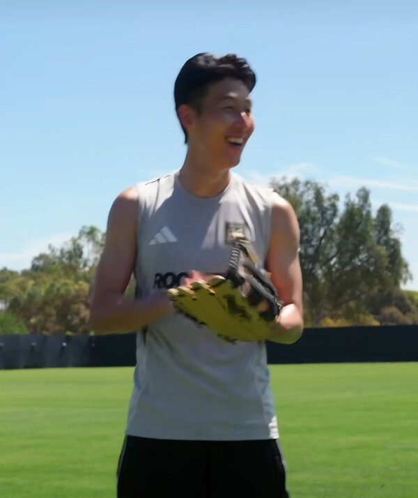 손흥민이 시구 연습을 시작했다. (사진=LA FC SNS)