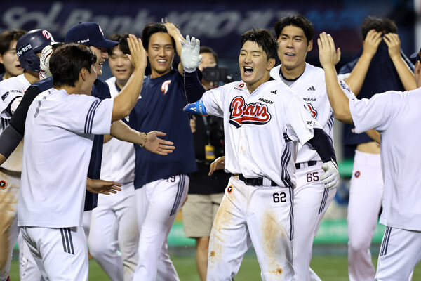 안재석의 끝내기 홈런으로 두산이 역전승을 거뒀다(사진=두산)