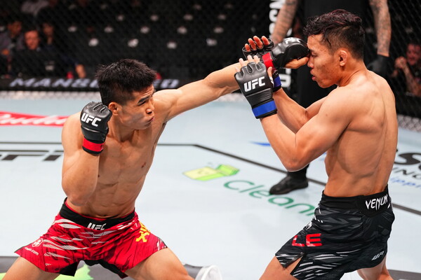 쾅리와 대결하고 있는 샤오롱. 사진 | UFC