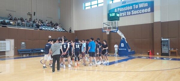 KCC 이상민 감독과 선수들이 중앙대와의 연습경기를 마치고 얘기를 나누고 있다. 사진 | 스포츠춘추 이웅희기자