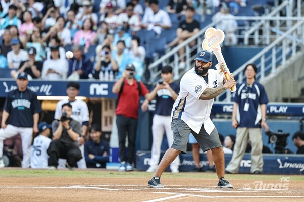 NC 다이노스 전 외국인 타자 테임즈가 22일 NC파크에서 시타를 하고 있다. (사진=NC 다이노스)