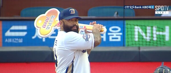 NC 파크에서 시타하고 있는 테임즈. (사진=티빙 중계 화면 갈무리)