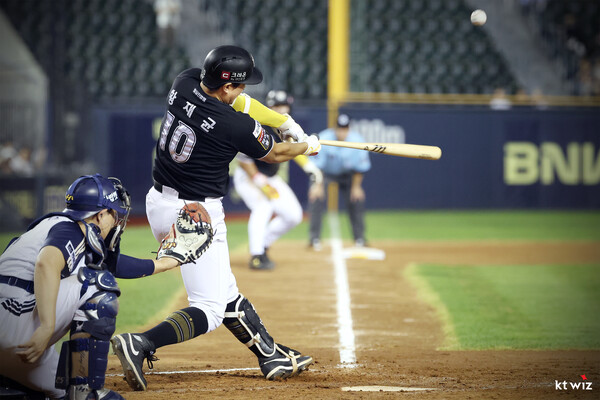 7년 만에 만루포를 작렬한 황재균(사진=KT)