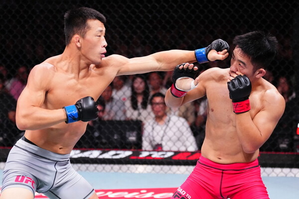 김상욱이 런야웨이에 펀치를 날리고 있다. 사진 | UFC