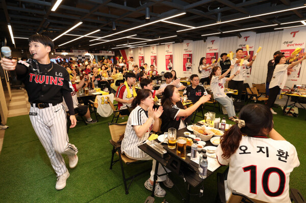 LG 트윈스가 여의도 LG트윈타워에 위치한 스포츠펍 ‘드래프트128’에서 원정경기 응원 이벤트를 성황리에 개최했다(사진=LG)