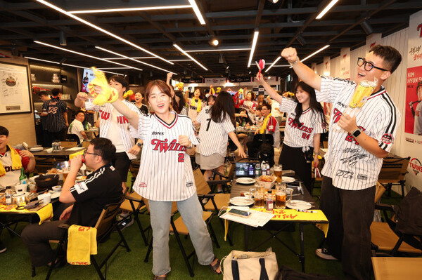 LG 트윈스가 여의도 LG트윈타워에 위치한 스포츠펍 ‘드래프트128’에서 원정경기 응원 이벤트를 성황리에 개최했다(사진=LG)
