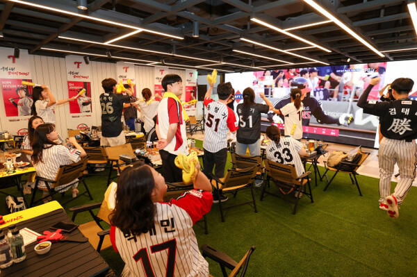 LG 트윈스가 여의도 LG트윈타워에 위치한 스포츠펍 ‘드래프트128’에서 원정경기 응원 이벤트를 성황리에 개최했다(사진=LG)