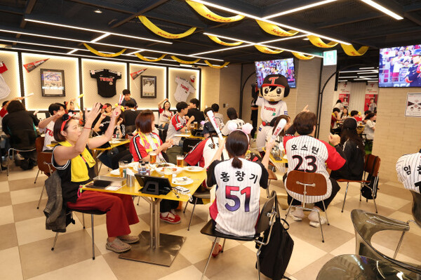 LG 트윈스가 여의도 LG트윈타워에 위치한 스포츠펍 ‘드래프트128’에서 원정경기 응원 이벤트를 성황리에 개최했다(사진=LG)