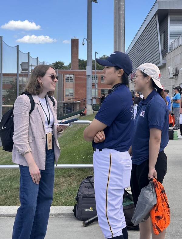 김라경(가운데)이 트라이아웃을 위해 현장에서 대기하고 있는 모습. 김라경 옆 모자 쓴 선수가 이지혜 (사진=뉴스트럭처 제공)