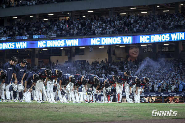 롯데 선수단이 22일 패배 후 팬들에 고개 숙여 인사하고 있다. (사진=롯데)