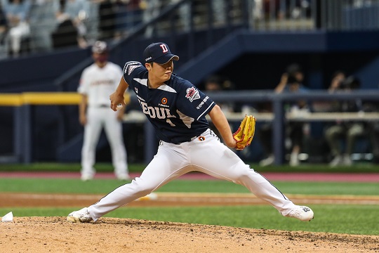 힘차게 공을 던지고 있는 박치국(사진=두산)