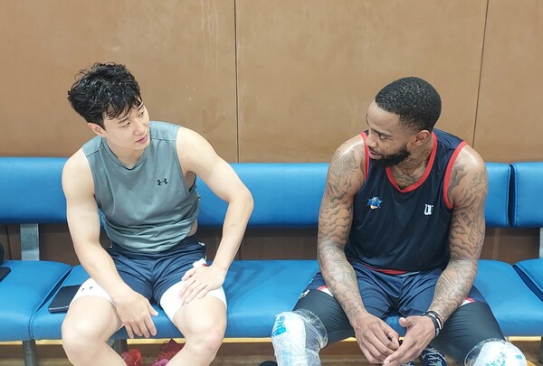 KCC 허웅과 숀 롱이 연습경기 후 서로 얘기를 나누고 있다. 사진 | 스포츠춘추 이웅희기자