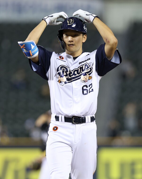 안타를 치고 나가 세리머니를 하는 두산 안재석. 사진 | 두산베어스