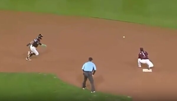 21일 키움-KIA전 9회말 2루주자 박정우(왼쪽)가 2루로 황급히 귀루하는 순간. (사진=티빙 중계화면 갈무리)