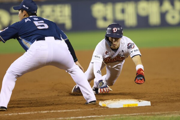 슬라이딩하고 있는 두산 조수행. 사진 | 두산베어스