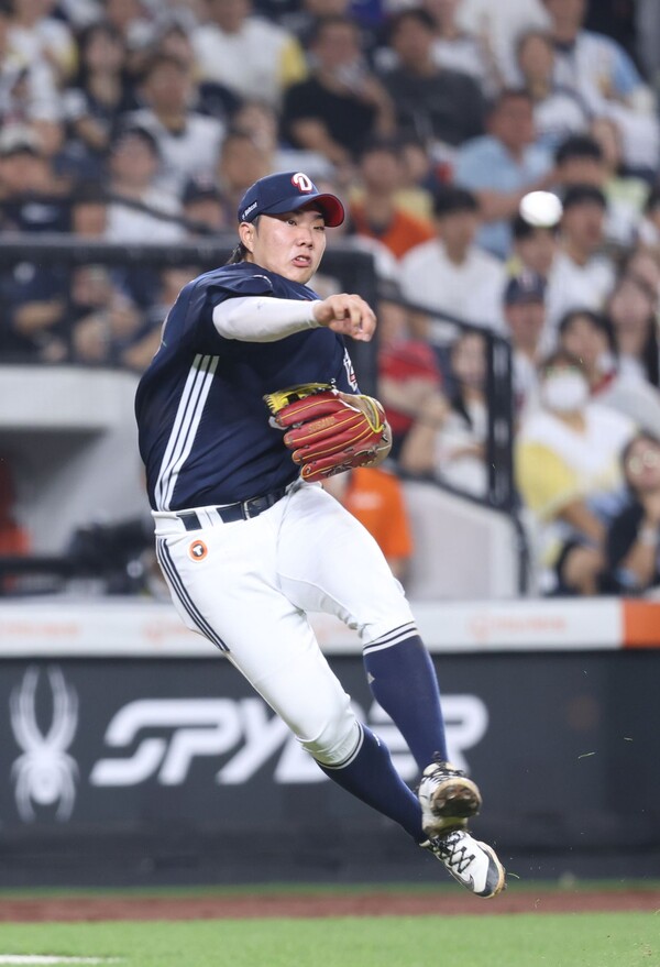 송구하고 있는 두산 박준순. 사진 | 두산베어스