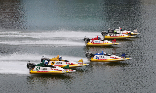 미사경정장에서 선수들이 경주 스타트라인을 통과하며 경합을 펼치고 있다. 사진 | KSPO