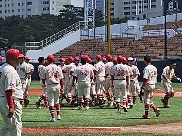 24일 10회말 승부치기 끝에 배명고를 상대로 승리를 거둔 군산상일고 선수단이 마운드에서 기쁨을 나누고 있다. (사진=스포츠춘추 정진영 기자)